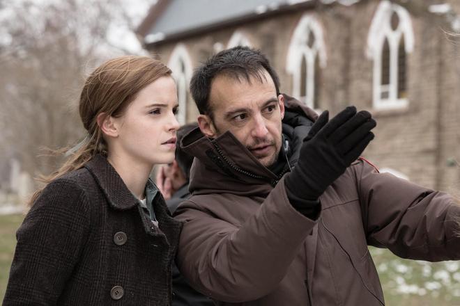 El director dando instrucciones a Emma Watson