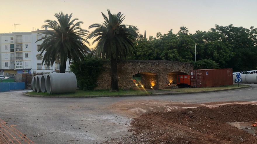 Bomberos del Ayuntamiento de Madrid intentan controlar un incendio en una nave de fruta en Mercamadrid.