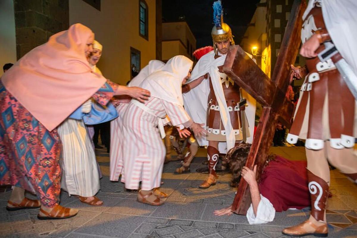 Agüimes revive la Pasión de Orlando Hernández con más de un centenar de vecinos en su casco histórico