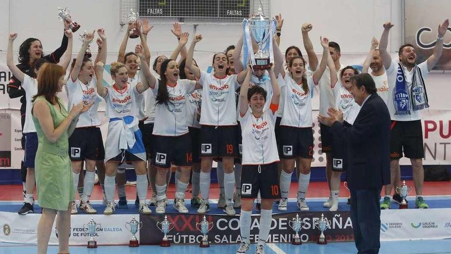 El Ourense Envialia celebra la Copa, con Lucía con el número 19 y Chipi, el primero por la derecha.