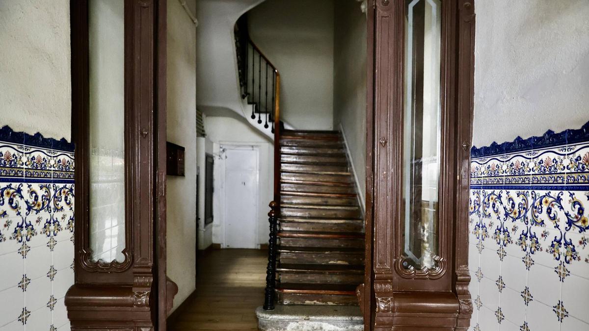Hall de entrada y escalera del edificio protegido de Menéndez Valdés 24.