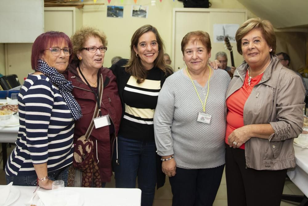 El acto contó con la música de Son de Monelos y de varios sorteos y regalos, de los que dieron cuenta más de un centenar de asistentes, así como la alcaldesa Inés Rey y concejales.