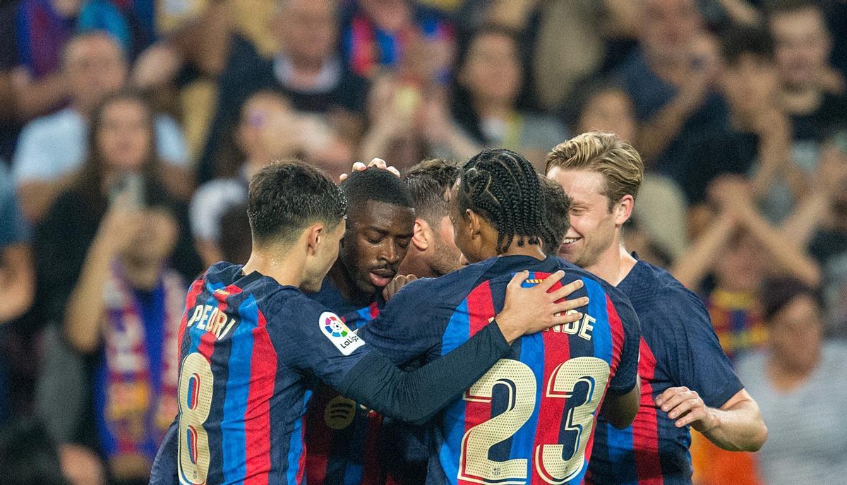 Los jugadores del Barça felicitan a Dembélé, que marcó el 1-0 al Athletic en el Camp Nou.