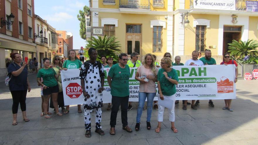 La afectada, en el centro, con miembros de la PAH