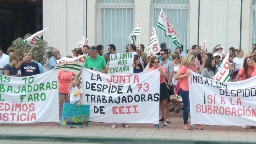 Imagen del primer acto de protesta en la entrada del centro infantil de Torrox.