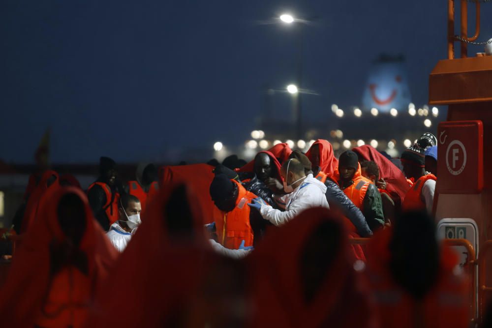 Llegan al puerto de Málaga 148 personas ...