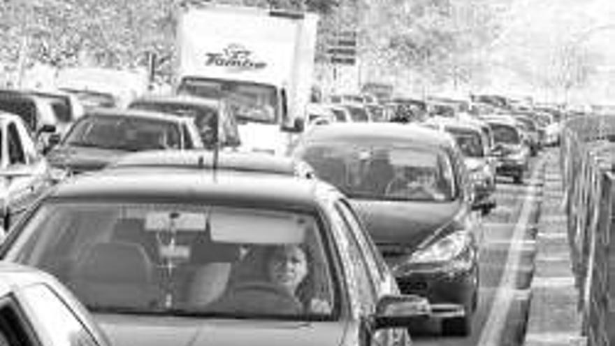 N-630 y avenida de España son las calles de más tráfico con 7.000 coches a la hora