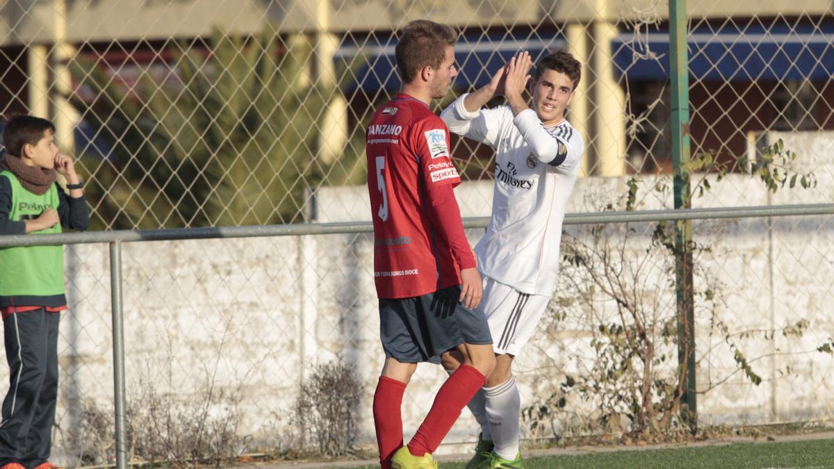 Pidiendo perdón tras marcar el gol del triunfo del Madrid ante el Diocesano en Pinilla.