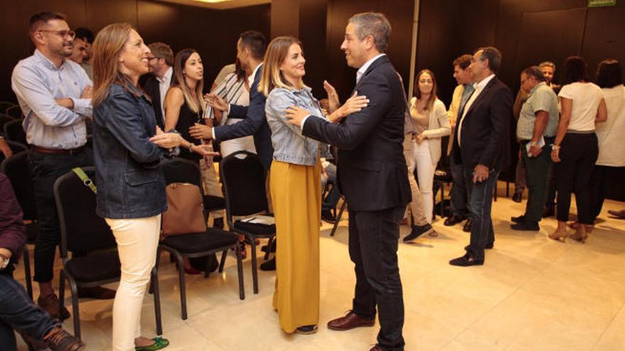 Algunos de los integrantes de la nueva gestora de Cs en Canarias saludan, ayer, a coordinadores locales antes de su reunión en el santacrucero hotel Taburiente.