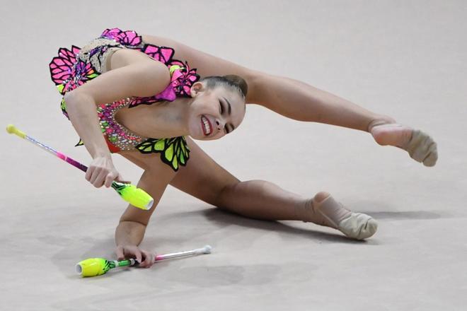 La gimnasta bielorrusa medallista de bronce, Anastasiia Salos, compite en el evento final completo individual senior durante el 36o Campeonato Europeo de Gimnasia Rítmica en Kiev.