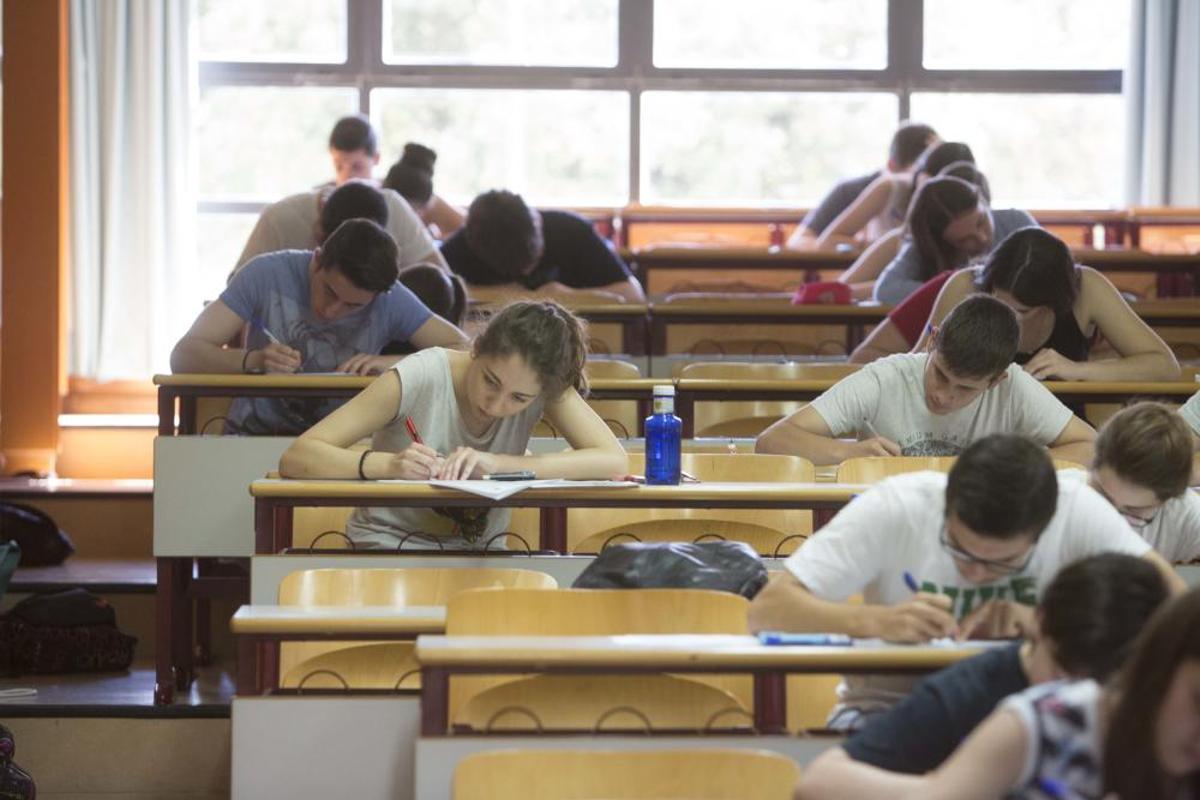 Los alumnos hacen los exámenes Los alumnos hacen los exámenes