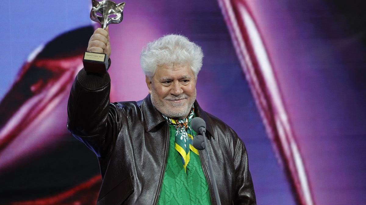Pedro Almodóvar con el Premio Feroz a mejor dirección