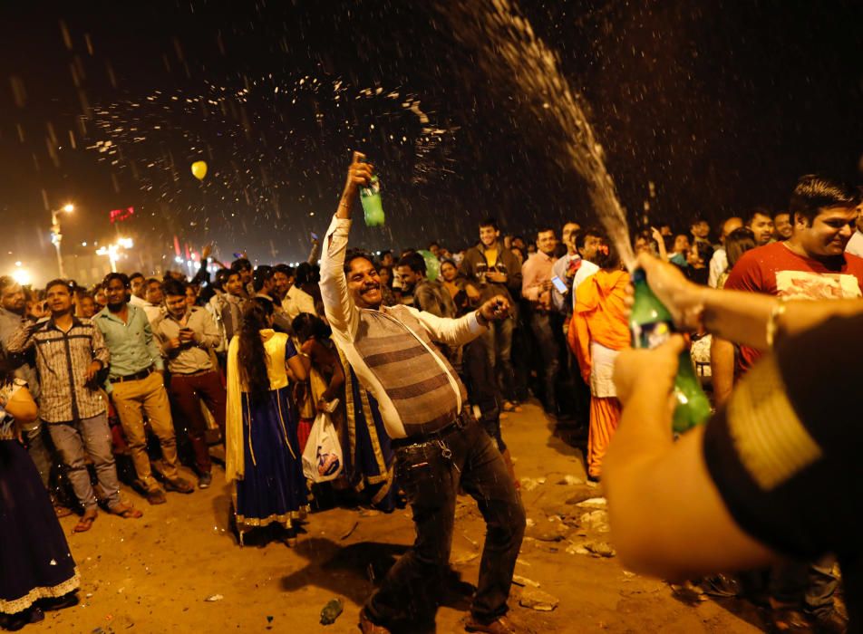 Celebració a la platja de Mumbai per començar el nou any