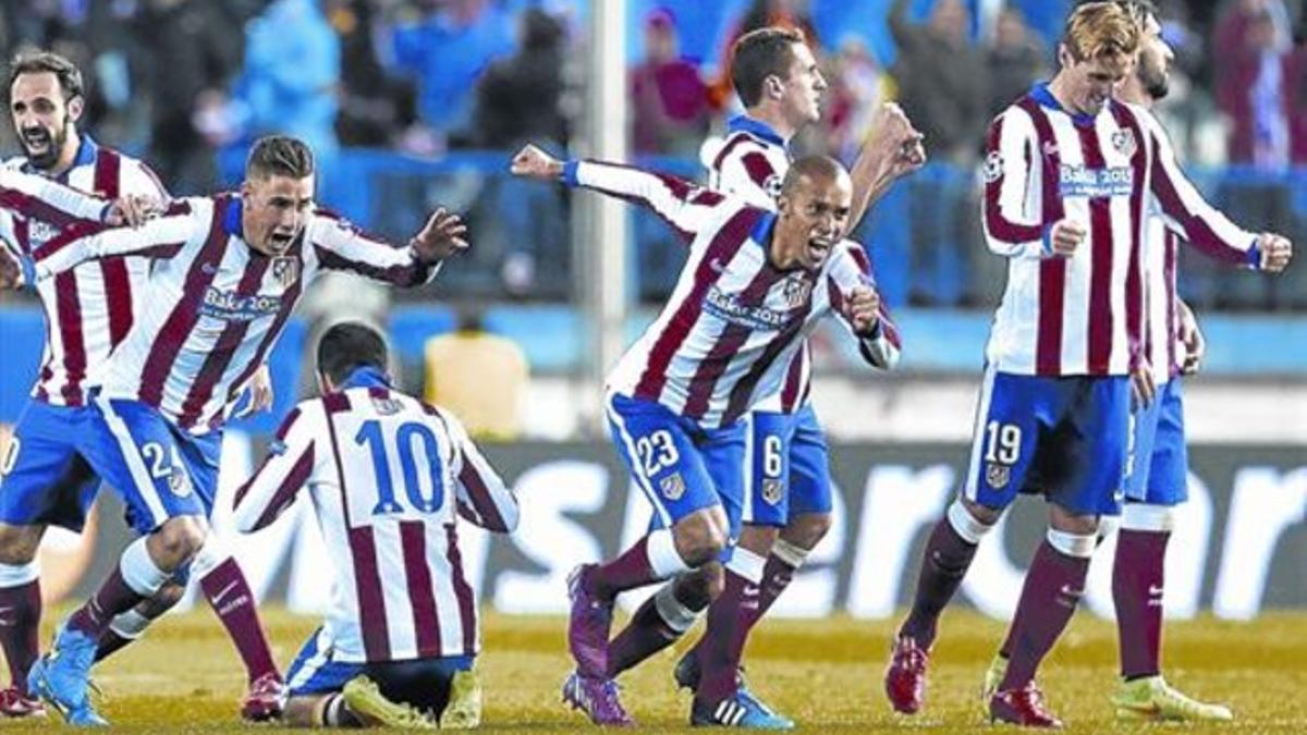 Los jugadores del Atlético celebran la clasificación, tras la tanda de penaltis, anoche, en el estadio Vicente Calderón.