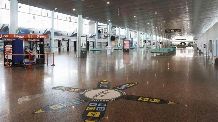 Vestíbulo de la terminal de Peinador, vacía. // Alba Villar