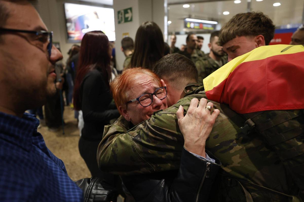 Alberto Carrera abraza a su abuela, Margarita Lebrato.