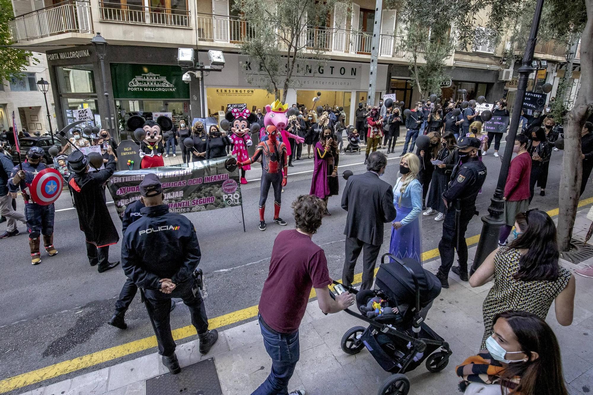 Carnaval de protesta por el centro de Palma para reclamar la reapertura de los parques infantiles