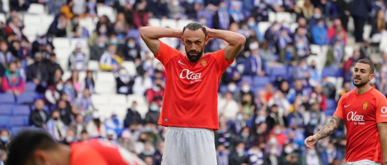 Muriqi se lleva las manos a la cabeza tras errar una oportunidad en el RCDE Stadium.