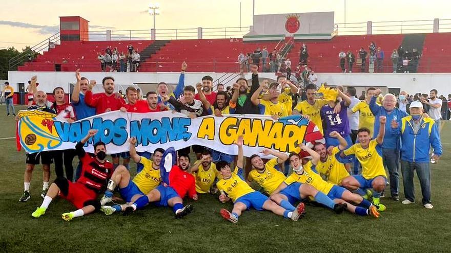 CELEBRACIÓN POR EL ASCENSO TRAS LA FINALIZACIÓN DEL ENCUENTRO