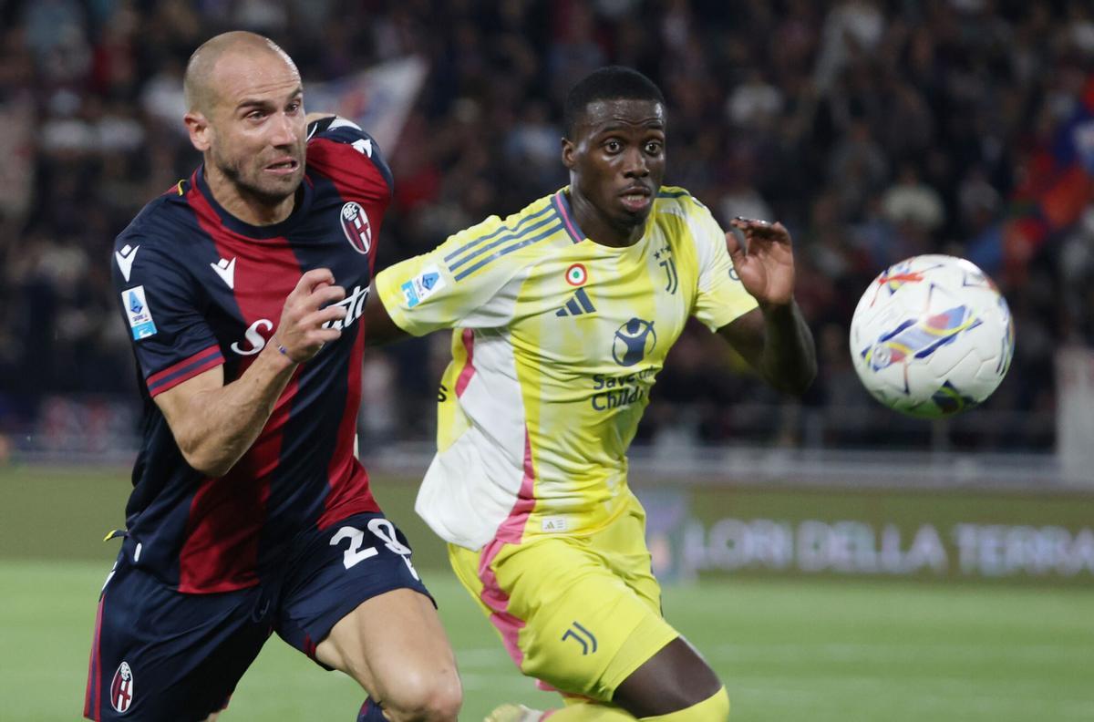 Lorenzo De Silvestri, del Bolonia, con Timothy Weah, de la Juventus