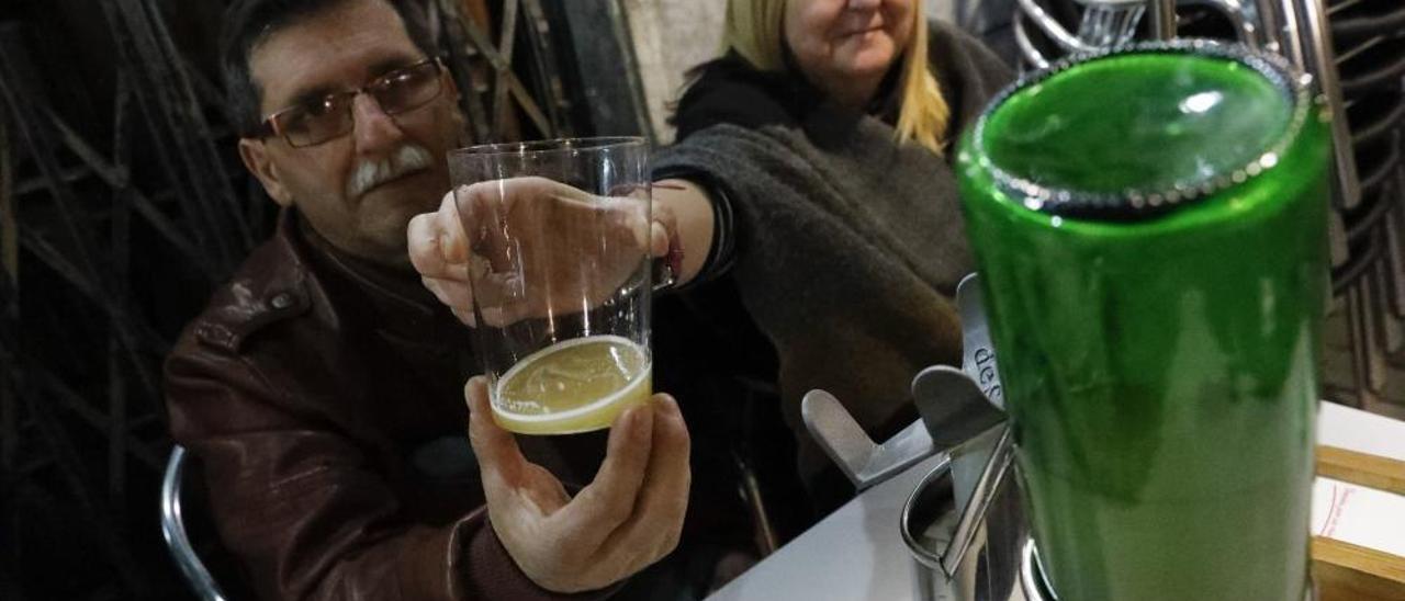 Vacuna de sidra en vena: entre la ironía y la precaución