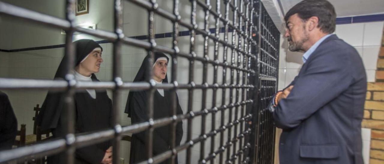 El alcalde de Alicante, Luis Barcala, realizó ayer la primera visita a las Monjas de la Sangre tras su reciente llegada a Santa Faz.