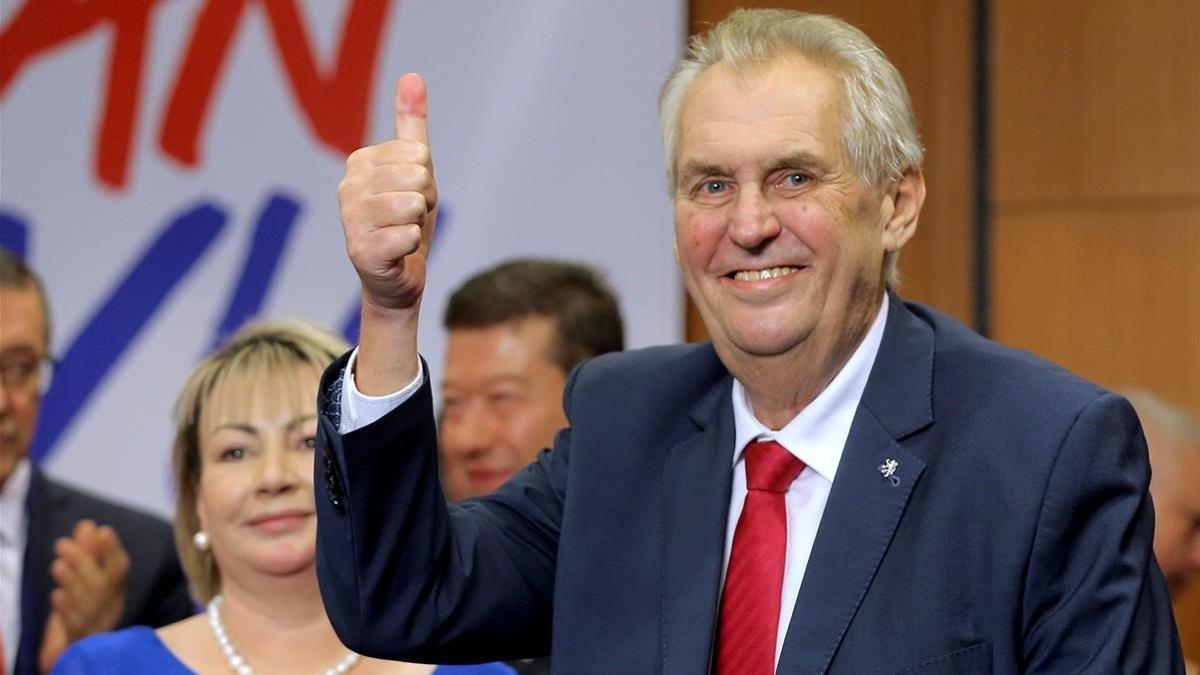 El presidente checo, Milos Zeman, celebra su victoria en los comicios presidenciales en enero del 2018