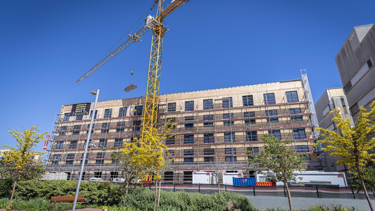 loque de 56 pisos para jóvenes que se han levantado con hormigón y madera en las Casernes de Sant Andreu