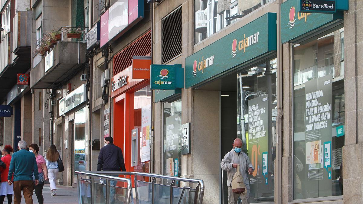 Una calle de Ourense con varias entidades bancarias