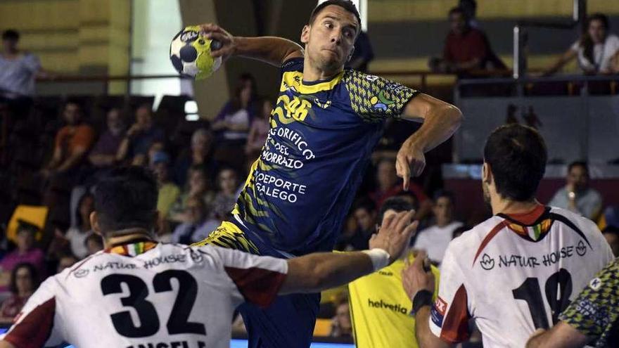 Nikola Milosevic arma el brazo antes de efectuar un lanzamiento en el partido de ayer. // EFE/J. Casares