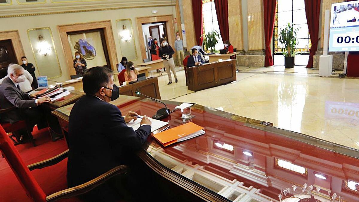 Serrano presidió ayer por primera vez el Pleno del Ayuntamiento como alcalde de Murcia.  | JUAN CARLOS CAVAL