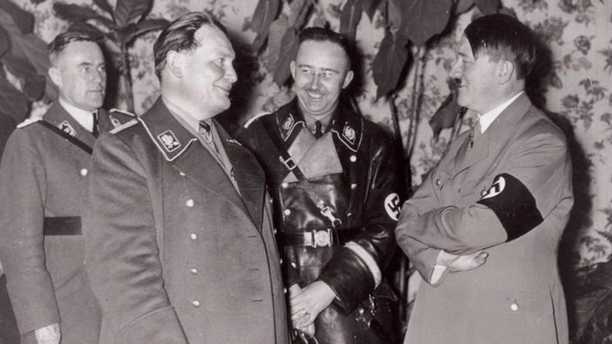Hermann Göring y Heinrich Himmler (centro) junto a un Adolf Hitler de brazos cruzados