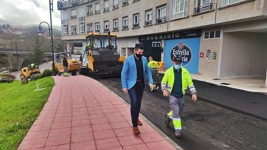 El alcalde Andrés Díaz supervisa las obras. | // FDV