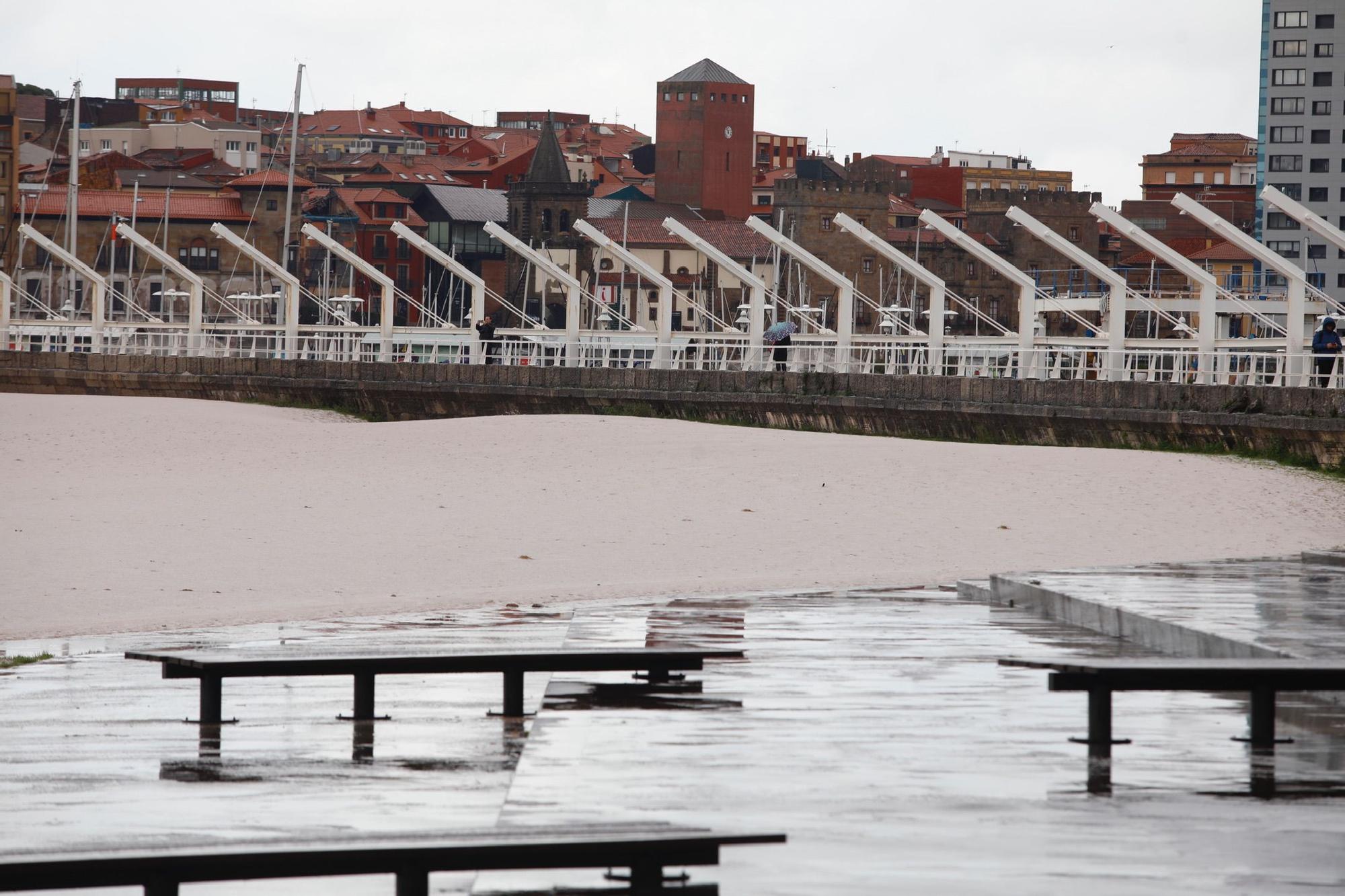 Las imágenes del temporal en Gijón.