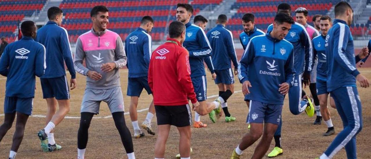 Los jugadores del Cacereño se ejercitan en el estadio de Pokhara.