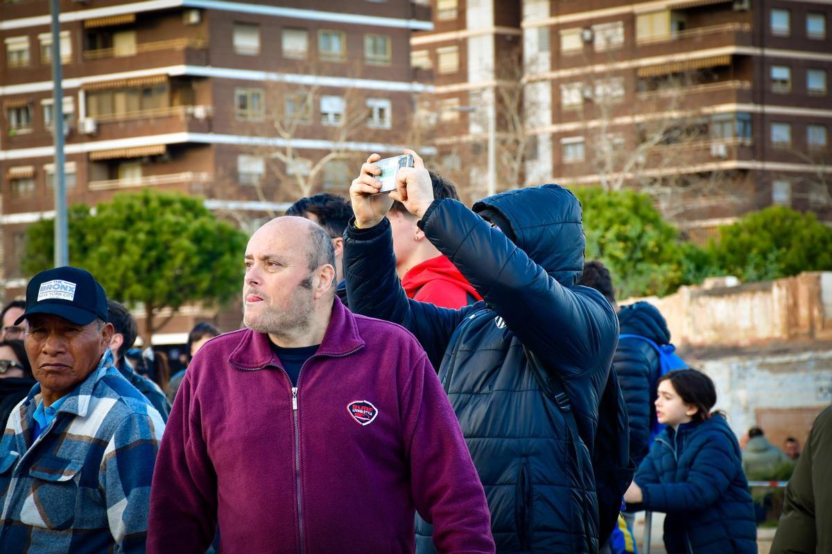 El edificio de Valencia reune vecinos y curiosos