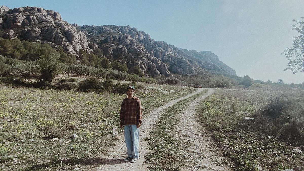 Ferran Palau, con la montaña de Montserrat al fondo