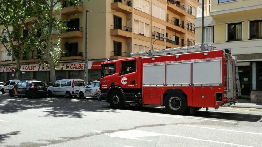 Un incendio en un tercer piso obliga a desalojar un edificio en Palma