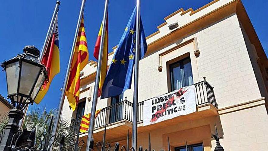 L&#039;Ajuntament de Begur torna a penjar la pancarta dels presos