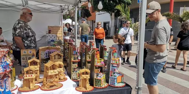 La Feria Brisa Marina reúne en Arinaga a miles de personas en torno al comercio local