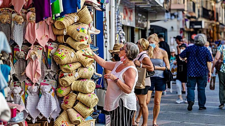 Las calles más comerciales de Benidorm han recuperado algunos negocios que cerraron por la pandemia.