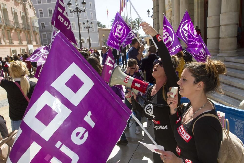 Concentración y lectura de manifiesto por el Día de la Mujer en Cartagena