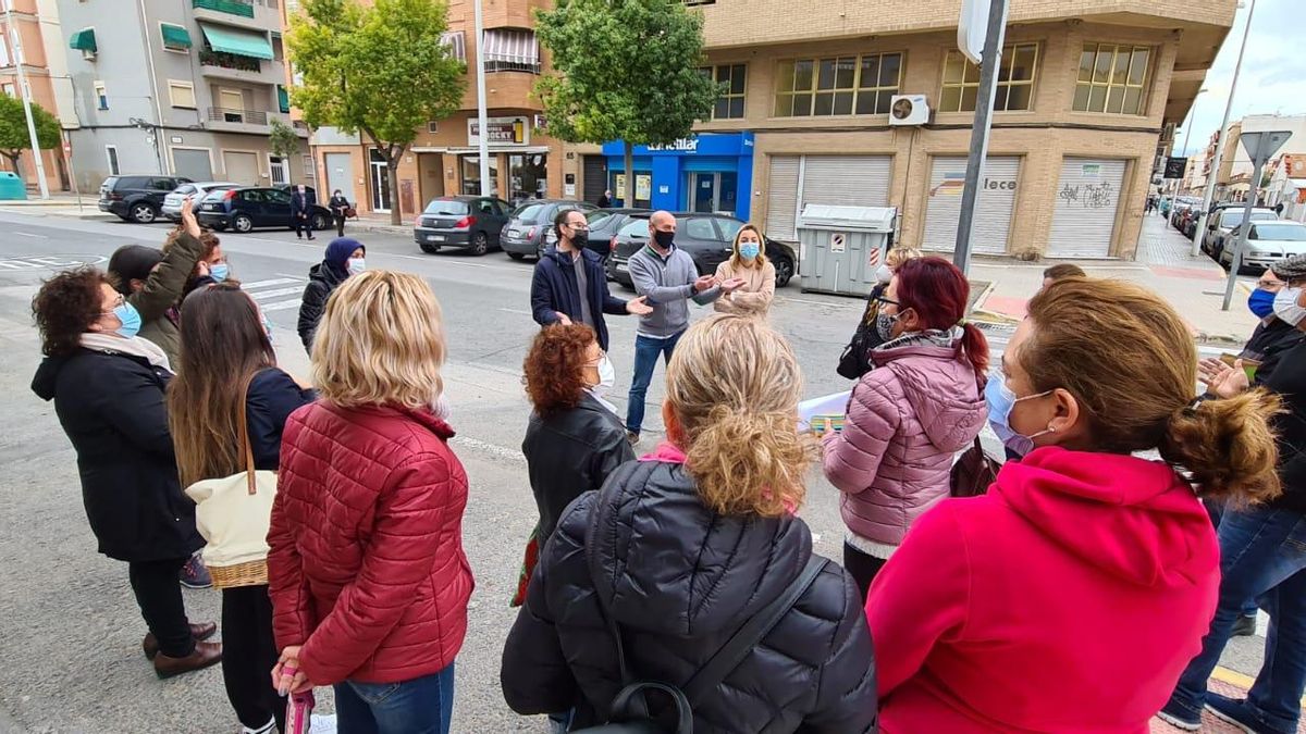 Héctor Díez met with the residents of Torrellano, outraged after the felling of trees Héctor Díez met with the residents of Torrellano, outraged after the felling of trees