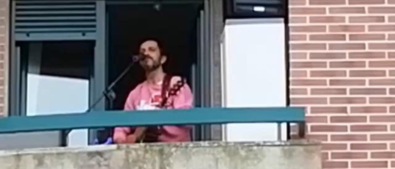 Juanra Arnaiz, líder de "Guaraná", ofrece un concierto a sus vecinos de Montecerrao, en Oviedo, desde su terraza