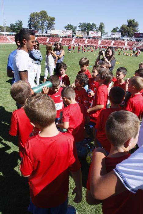 Thiago Alcántara visita el campus del Girona FC