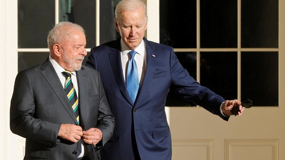El presidente brasileño, Luiz Inácio Lula da Silva, saluda al mandatario estadounidense Joe Biden a su llegada a la Casa Blanca, este viernes.