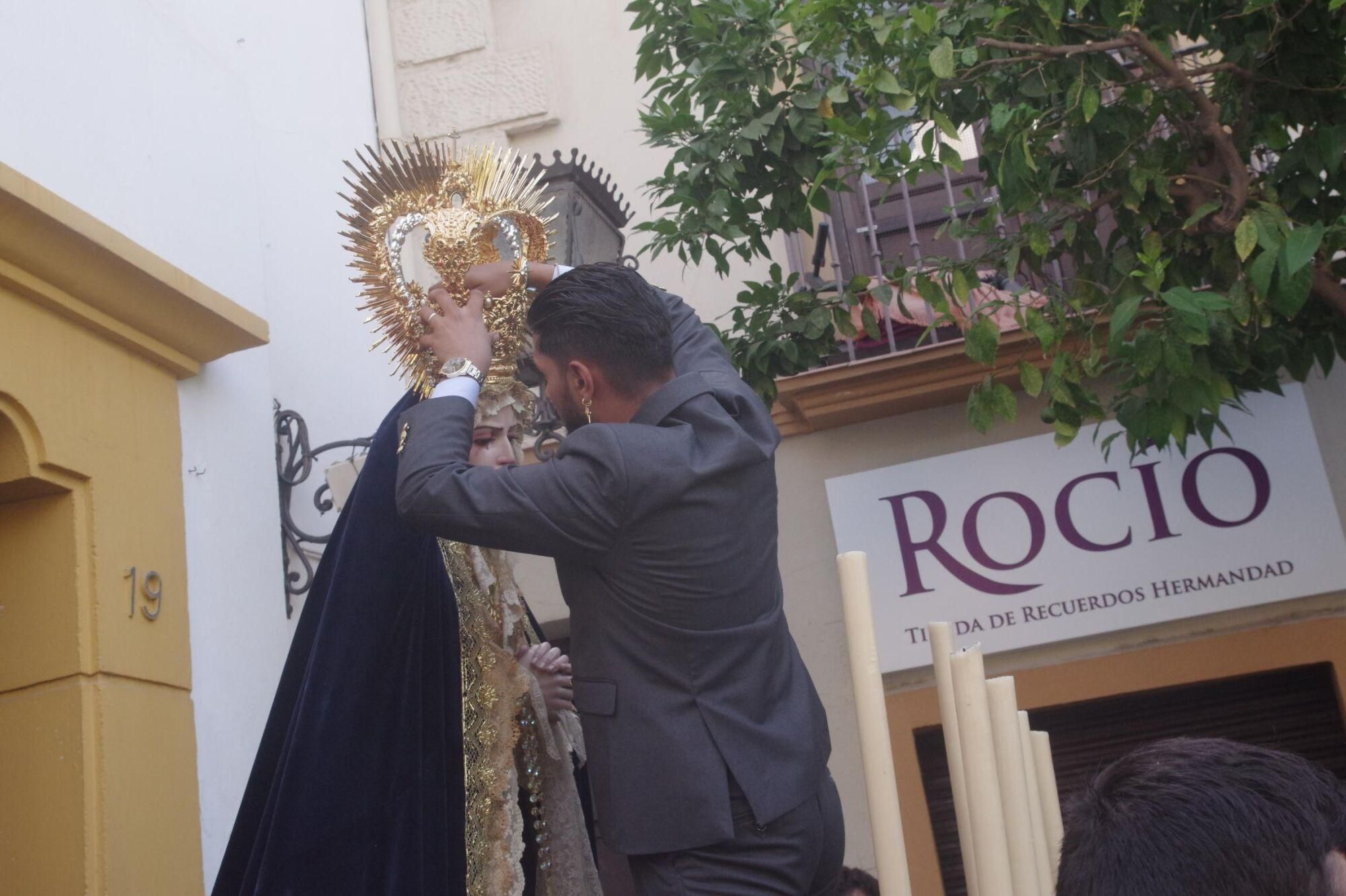 Traslado de la Virgen del Sol para presidir el altar que montan con motivo de la procesión del Corpus en Málaga