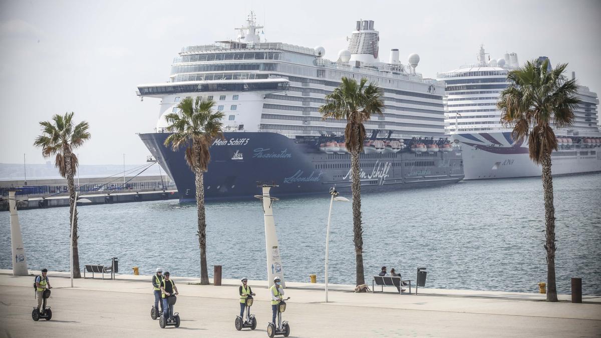 Un grupo de turistas, de excursión en &quot;segway&quot; tras bajar de un crucero en Alicante