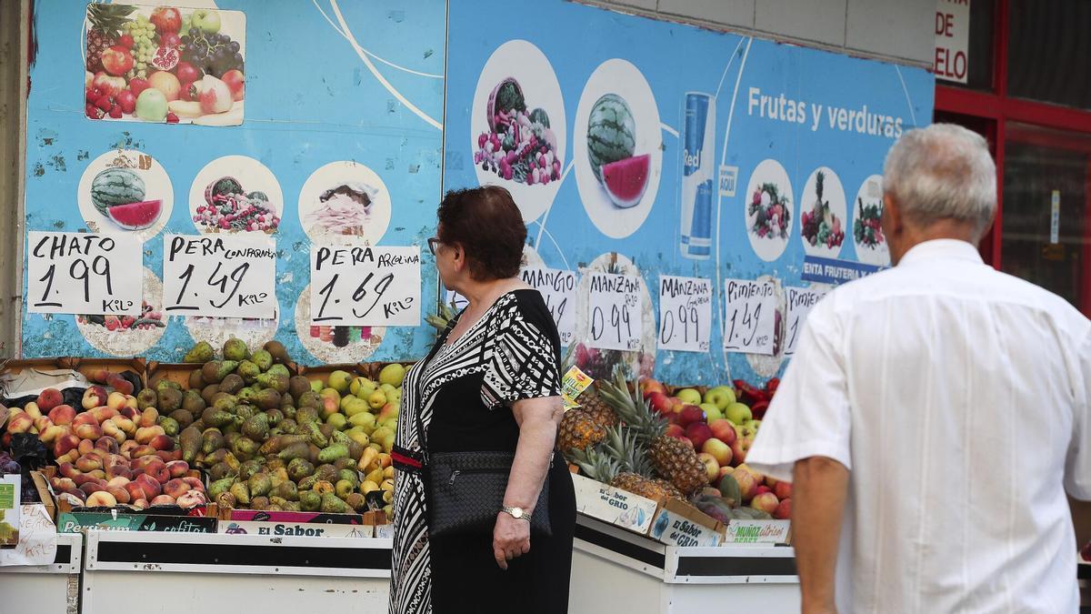 Una mujer observa los precios de algunas frutas, en una imagen de archivo.