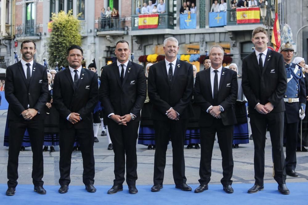 Desfile de los Reyes, personalidades y premiados en la alfombra azul